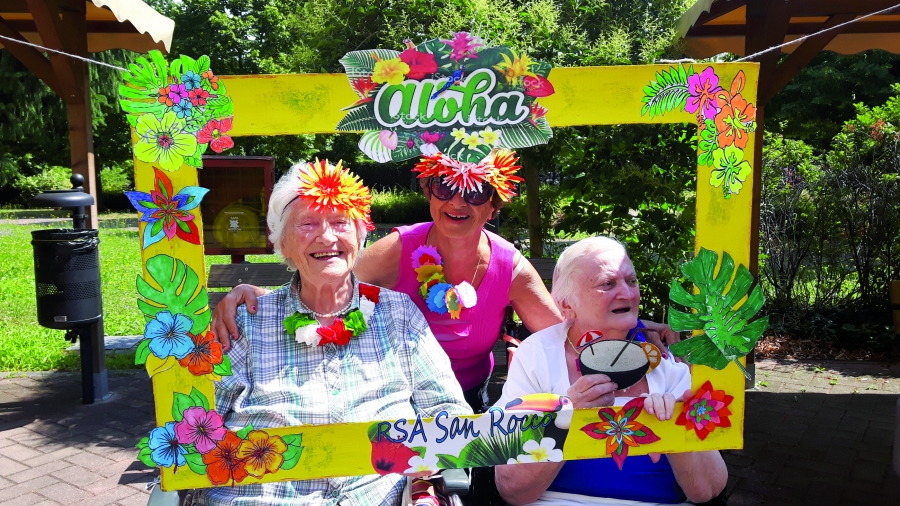 La Rsa San Rocco si tinge di colori con la festa di mezza estate hawaiana